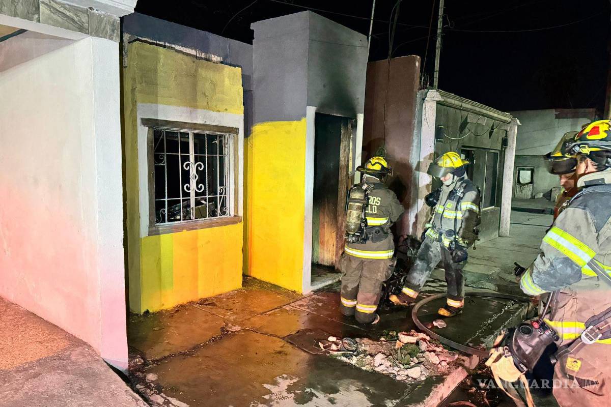 Fuego arrasa con vivienda al norte de Saltillo; cortocircuito, posible causa