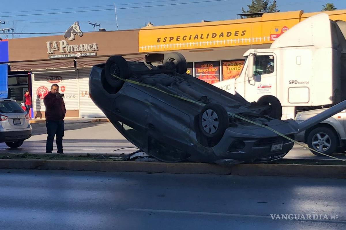 Sufre volcadura sobre bulevar Venustiano Carranza en Saltillo; hay un lesionado