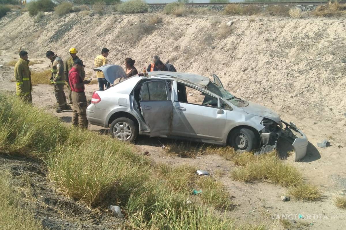 Cinco lesionados en volcadura de auto en Gómez Palacio, Durango