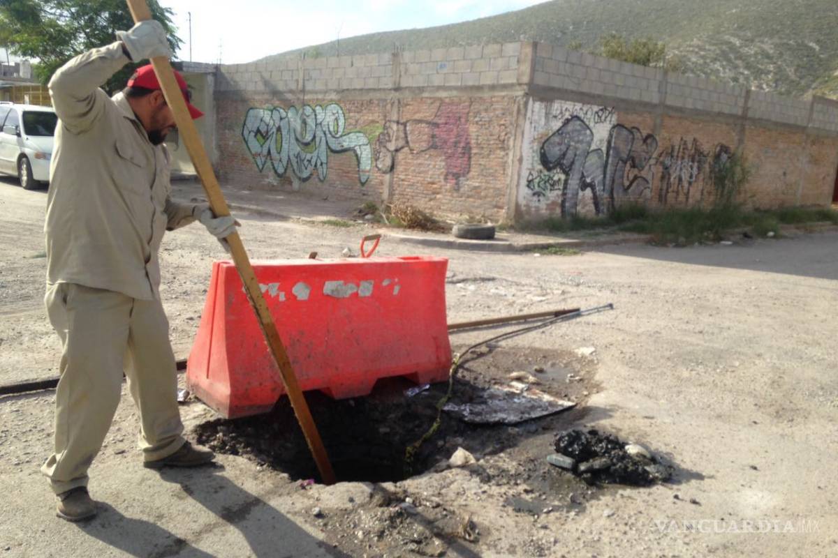 Limpian redes de drenaje en colonias de Torreón