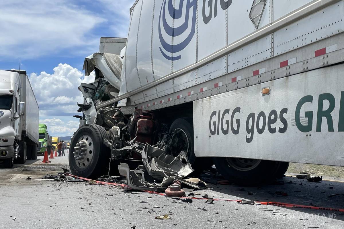 Trailero termina prensado y sin vida, en la carretera 57