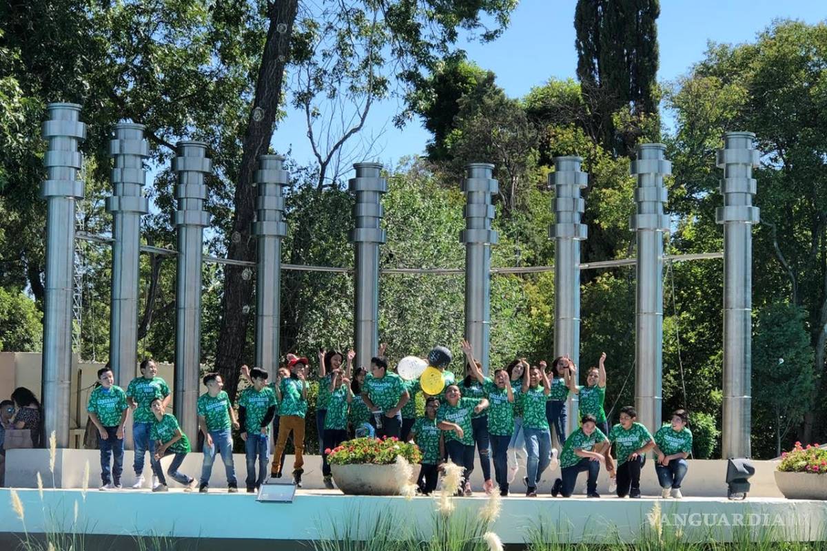 Celebran graduación en autos los alumnos de la Escuela Coahuila