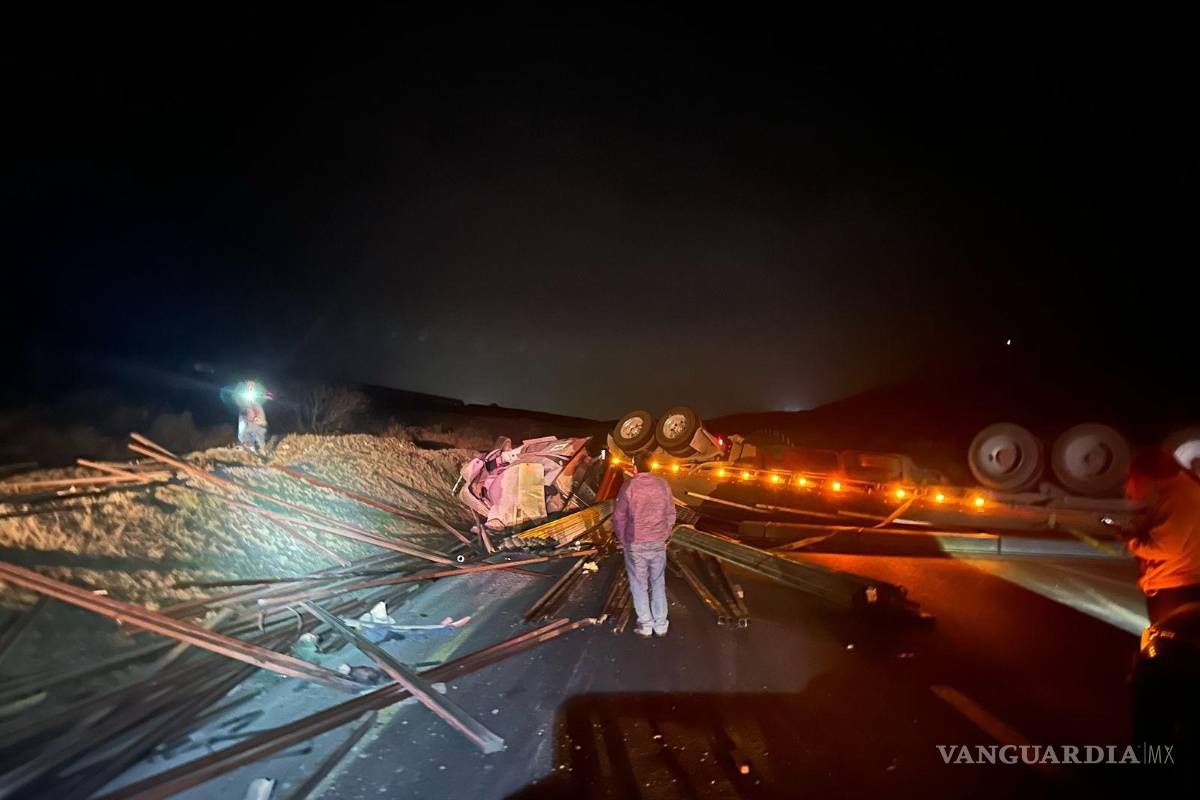 Volcadura de tráiler en García, Nuevo León, mantiene cerrada la carretera Mty-Saltillo
