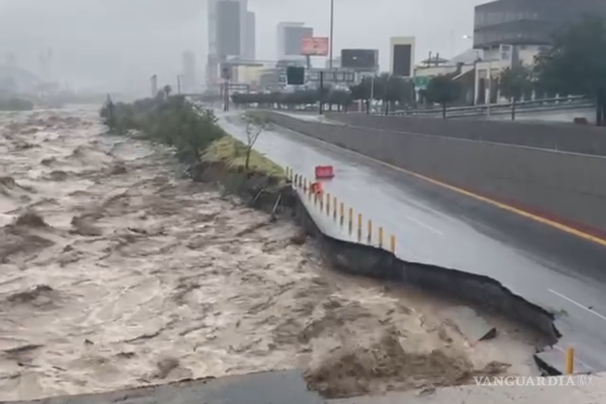 Carril express de la avenida Constitución, en Nuevo León, se desgaja por lluvias; arrasa afluente con carretera a Rompepicos