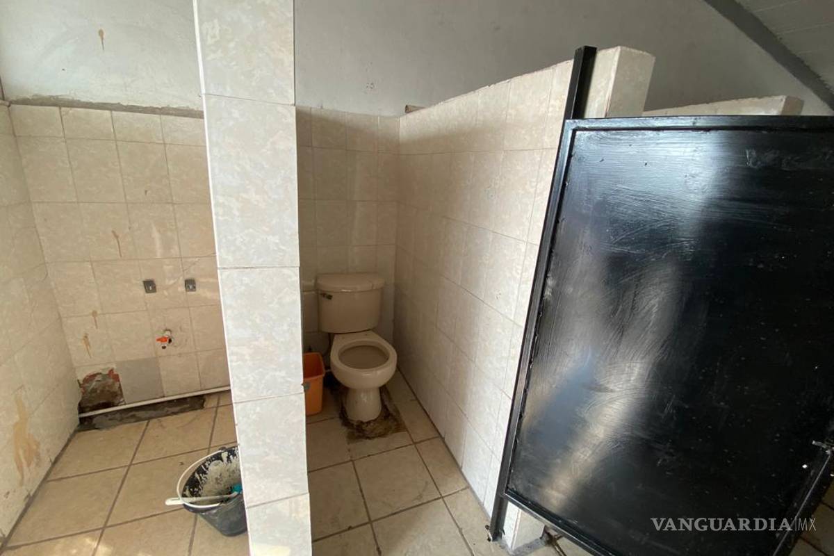 Monclova: estudiantes de primaria enferman ante suciedad en baños; padres de familia toman el plantel