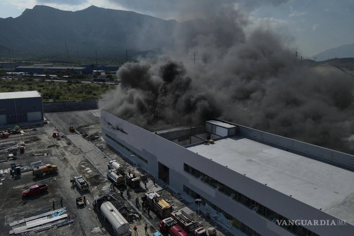 Evacuan a 230 trabajadores por incendio en nave industrial en Nuevo León