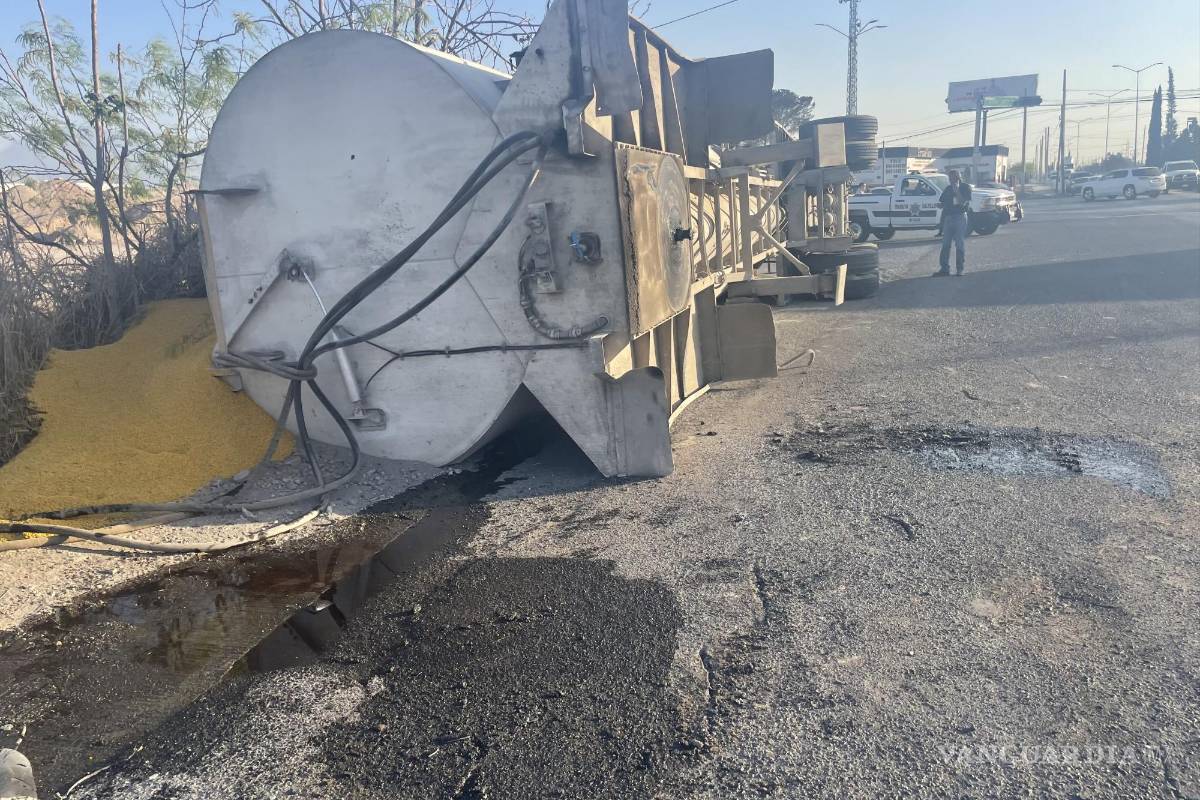 Tráiler vuelca por exceso de carga y derrama 20 toneladas de alimento para gallo en Saltillo