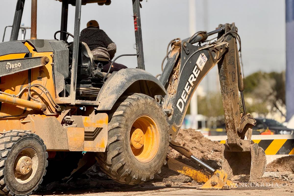 $!Personal del SIMAS realiza excavaciones y labores técnicas para renovar la red de drenaje.