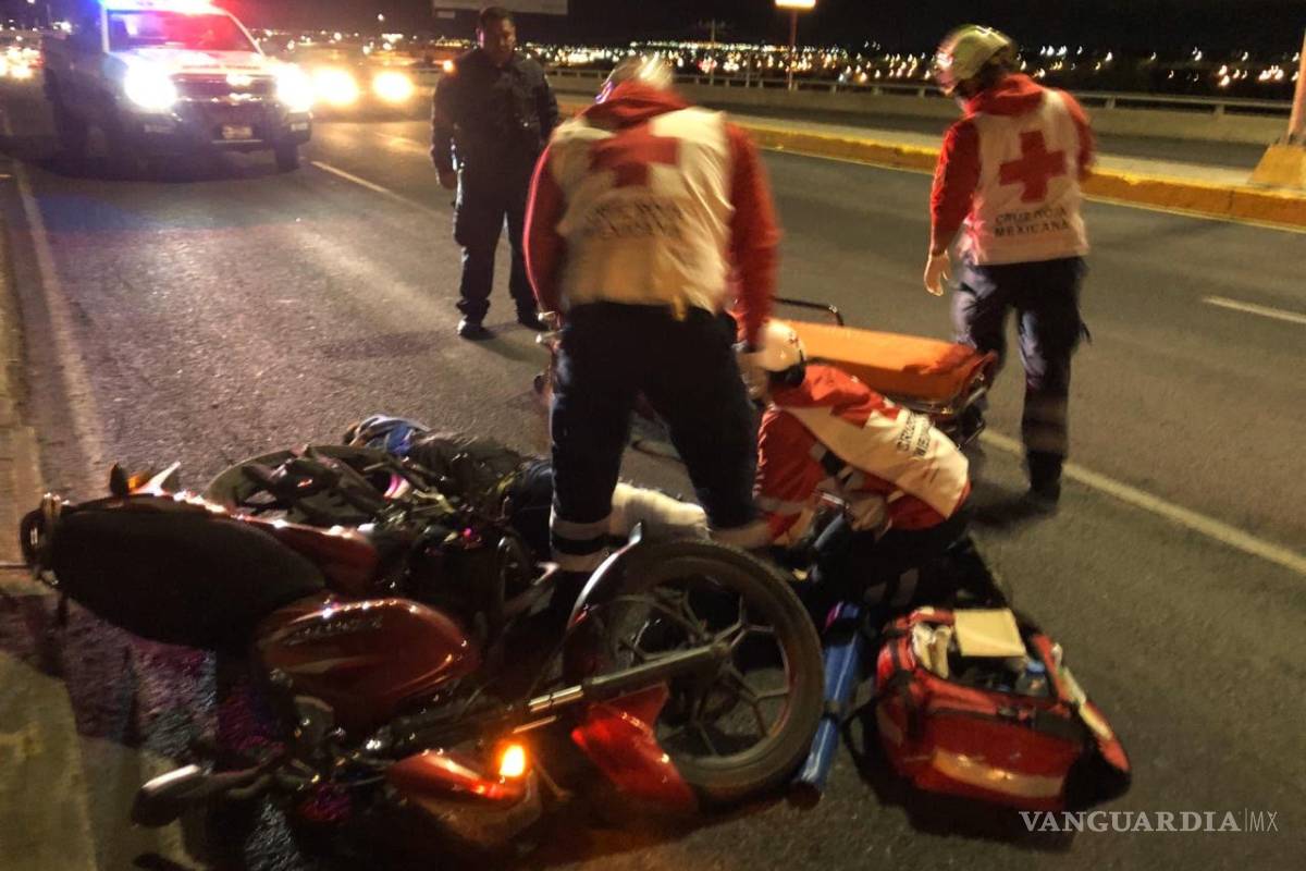 Pavimento mojado lo hace caer de la moto, termina fracturado