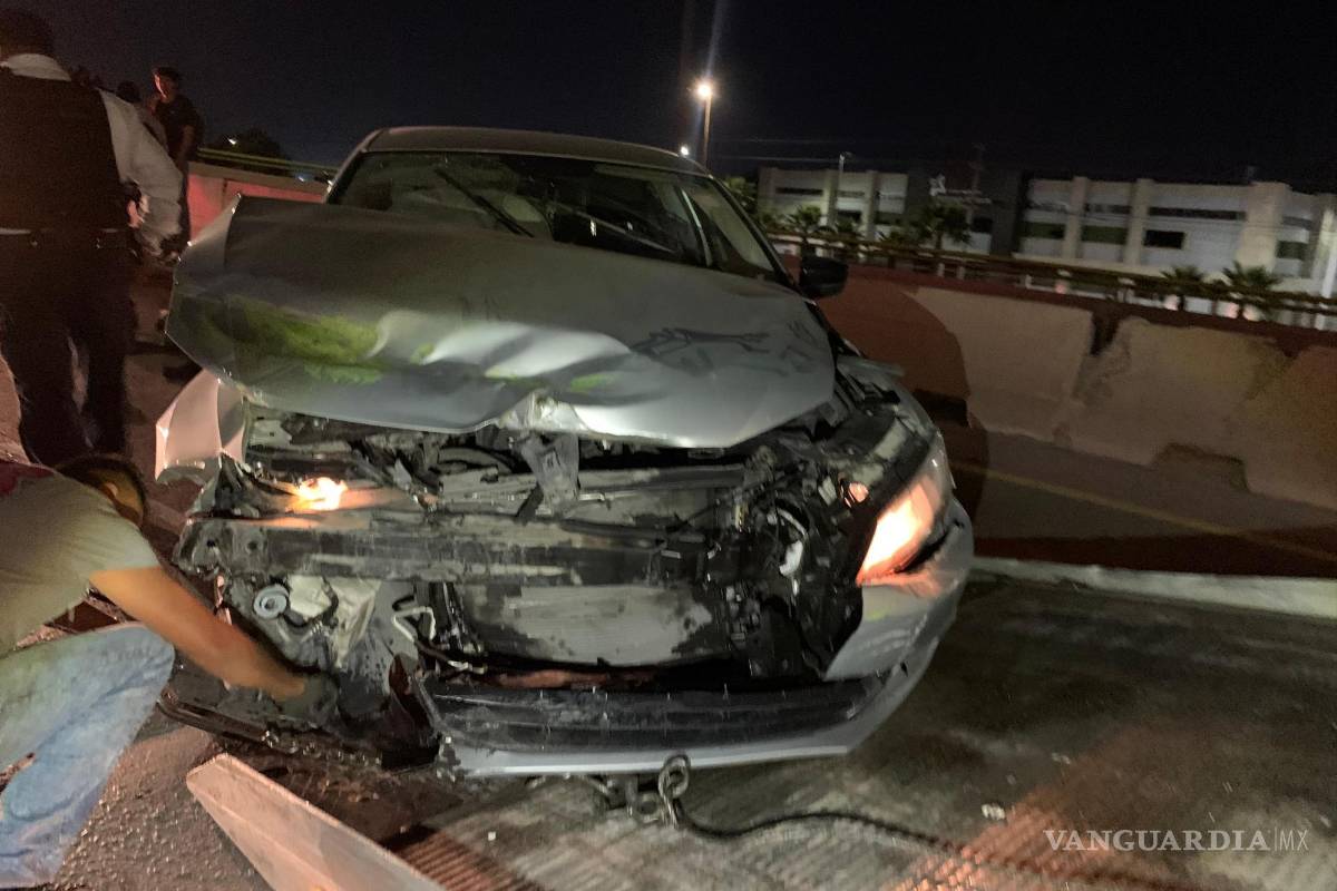Acelerado conductor pierde el control, choca y abandona su auto al oriente de Saltillo