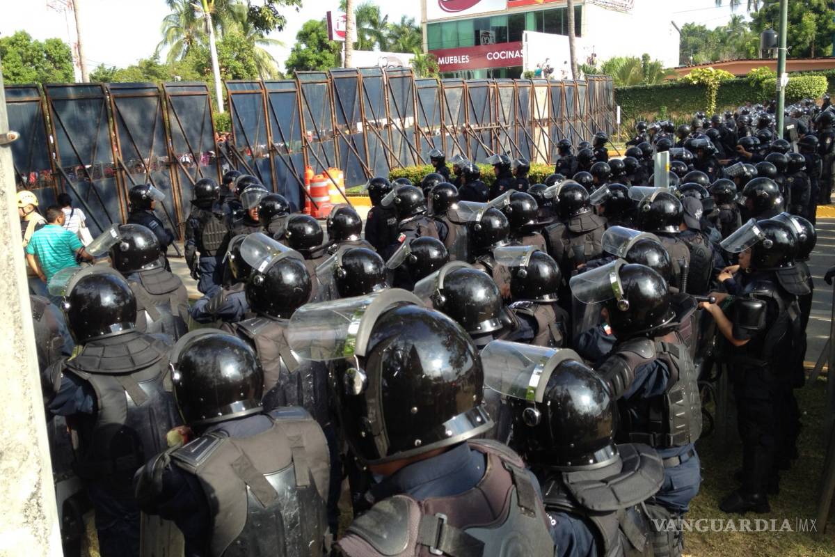 CNTE derriba vallas metálicas de la Policía Federal en Acapulco