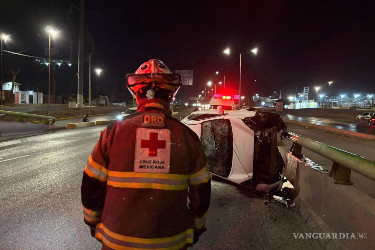 Vuelca tras perder el control en el distribuidor vial ‘El Sarape’; presuntamente ebrio