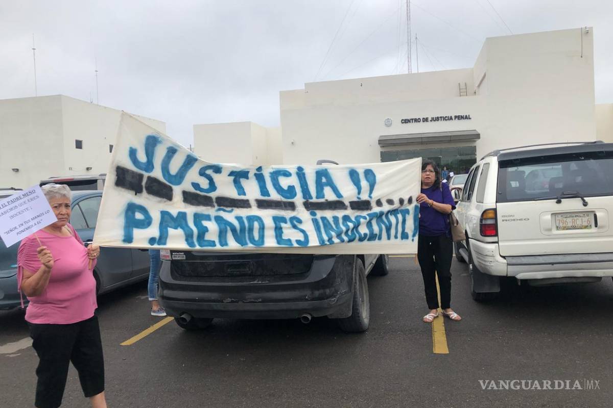 Protestan por libertad del Padre Meño afuera del Cereso de Piedras Negras; juez pide receso