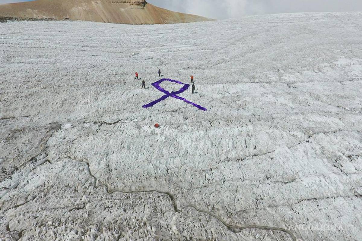 Colocan feministas listón morado en lo alto de ‘La mujer dormida’