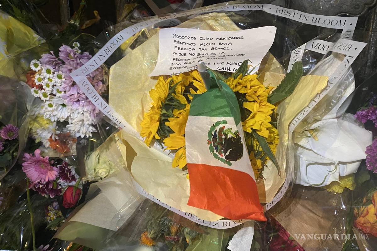 Florece en Buckingham tributo a la reina Isabel II