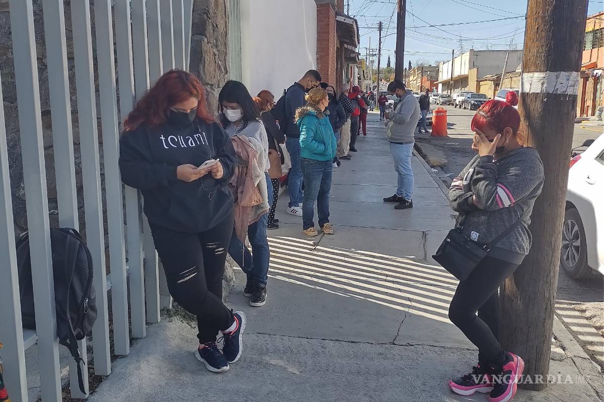 Saltillo: Pacientes COVID esperan hasta 36 horas por una prueba o incapacidad en el IMSS