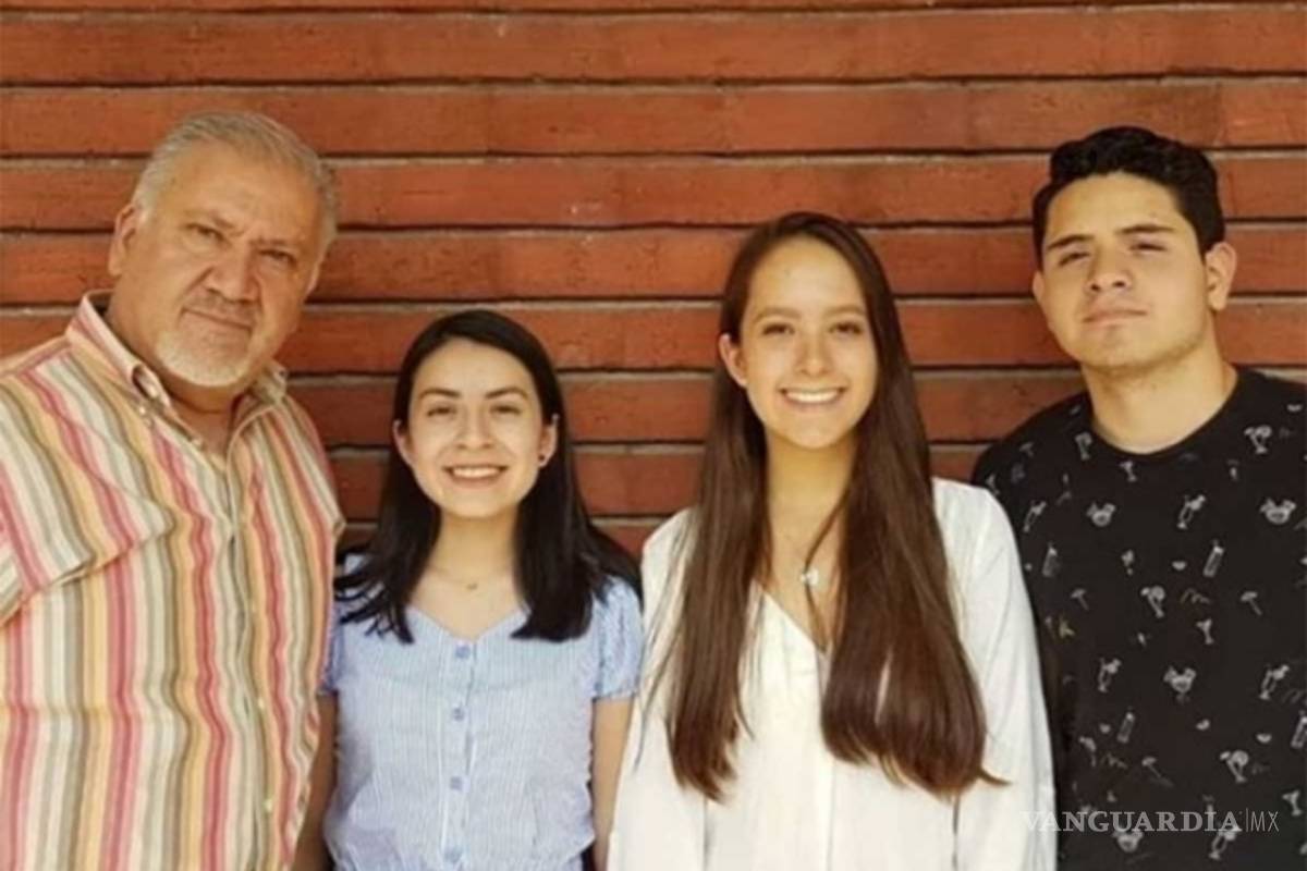 Preparatorianos del CUM crean plástico con restos de camarón