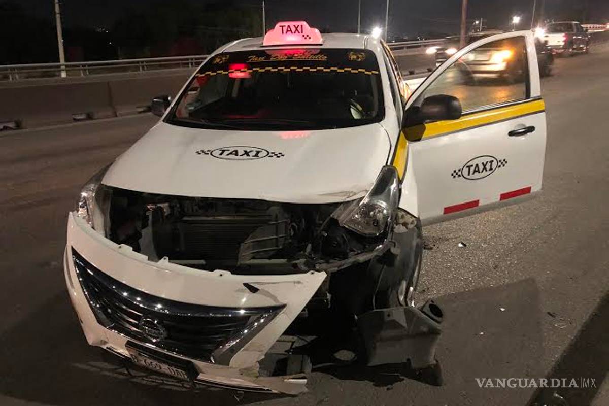 $!Por 'rápido y furioso' destroza su Dodge Challenger en Saltillo; brinca camellón y choca a taxista