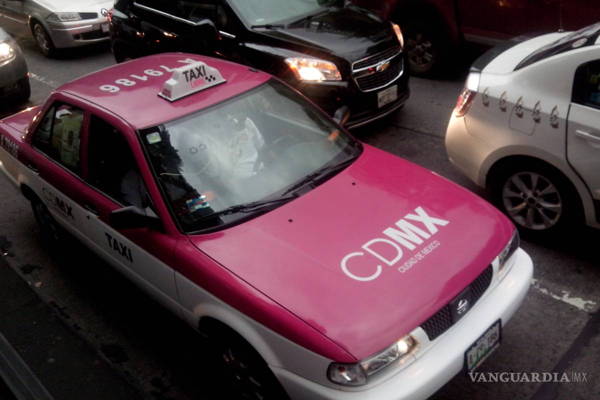 En CDMX taxista viola a pasajera