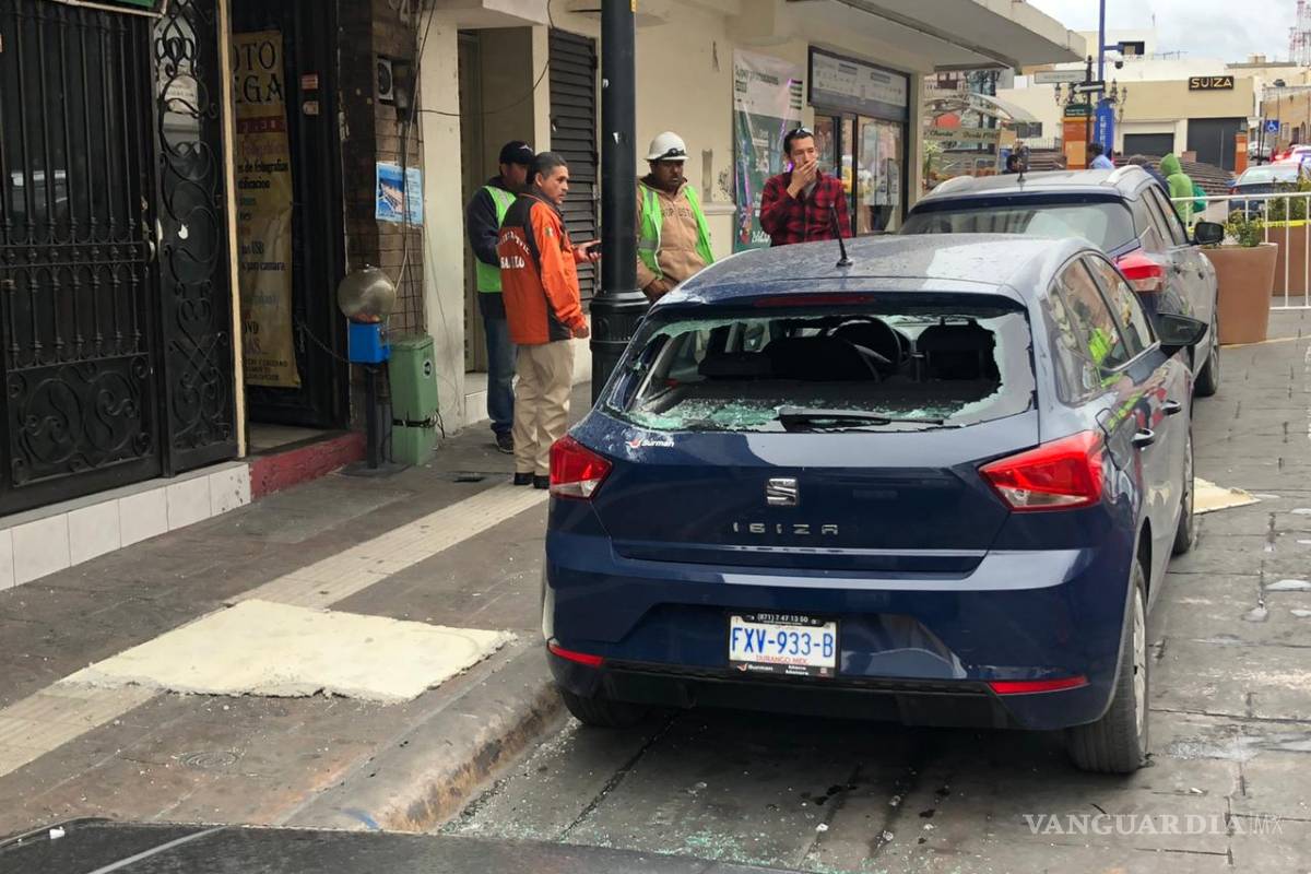 $!En Saltillo cae estructura de un edificio sobre un carro, ante fuertes vientos en la ciudad