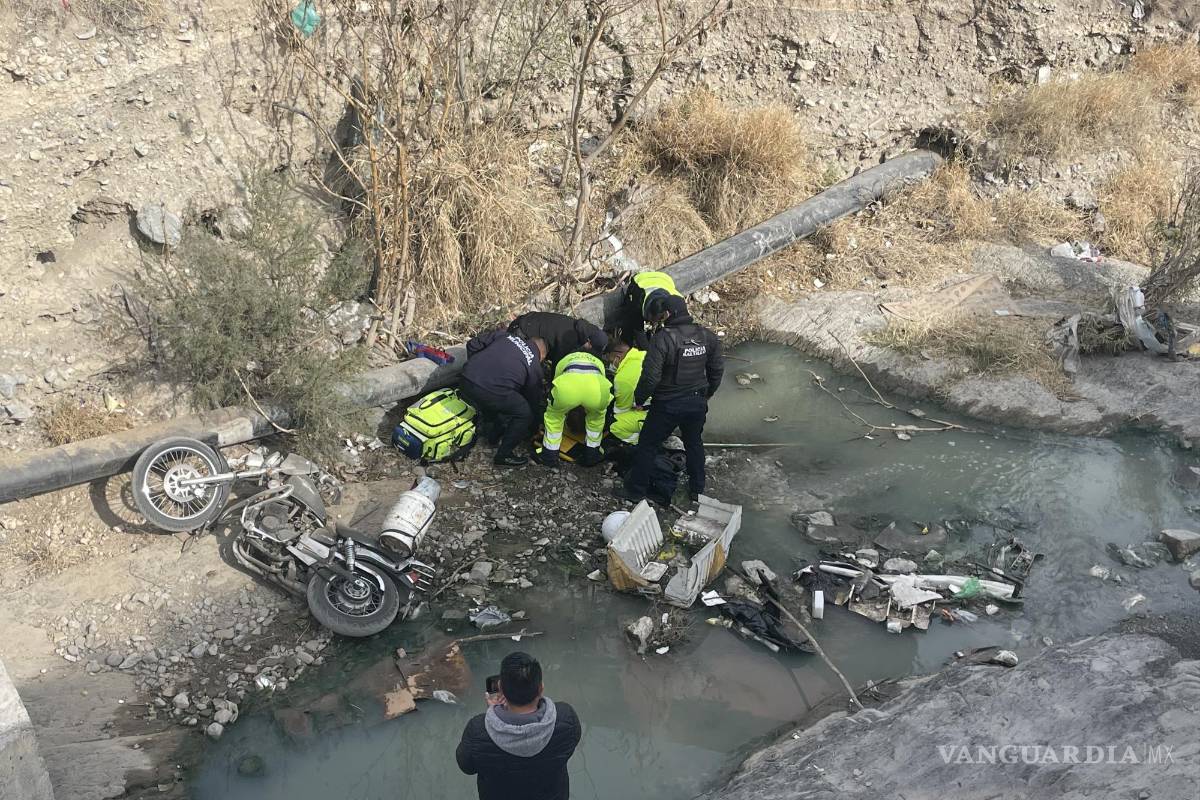 Saltillo: por tomar atajo, motociclista cae a arroyo con todo y el tanque de gas que cargaba