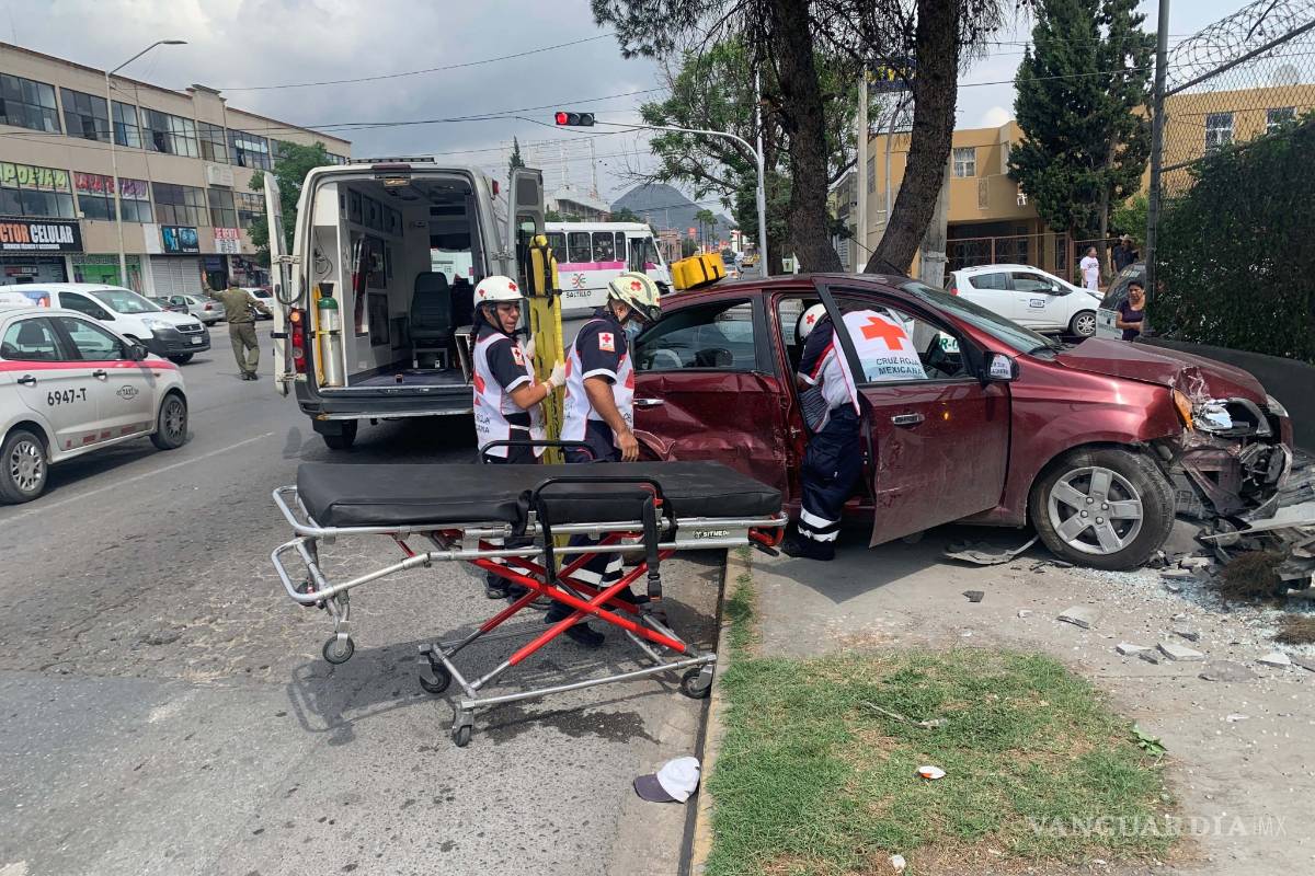 Choca camión cervecero por pasarse una luz roja