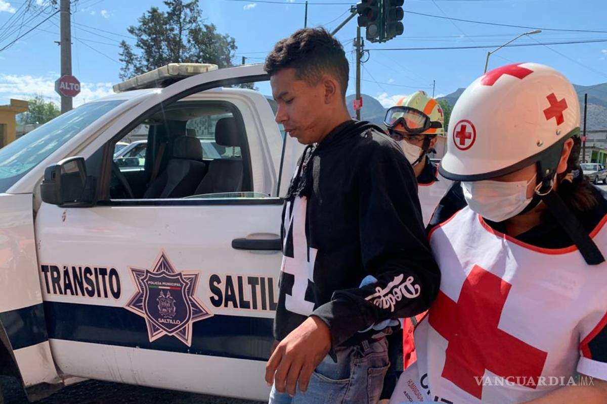 Motociclista se pasa alto y es embestido en la colonia Fundadores de Saltillo