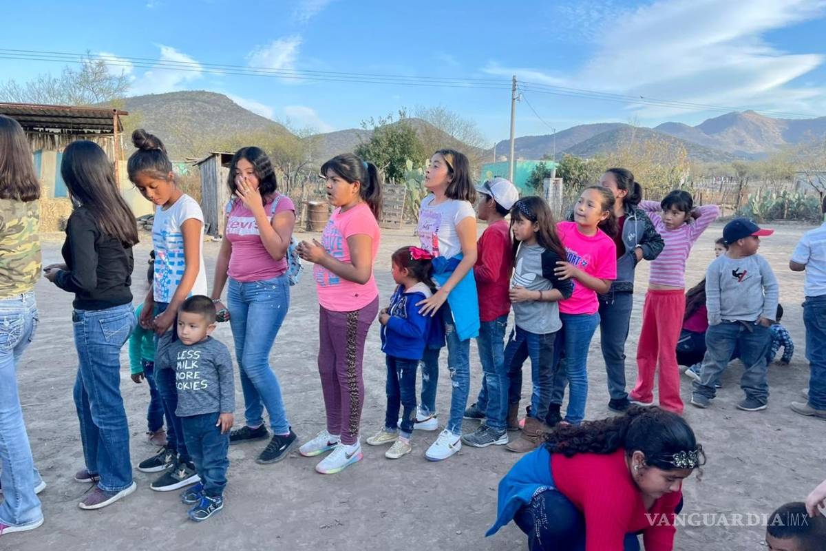 Llevan regalos, alimento y felicidad al ejido Soledad de Castaños