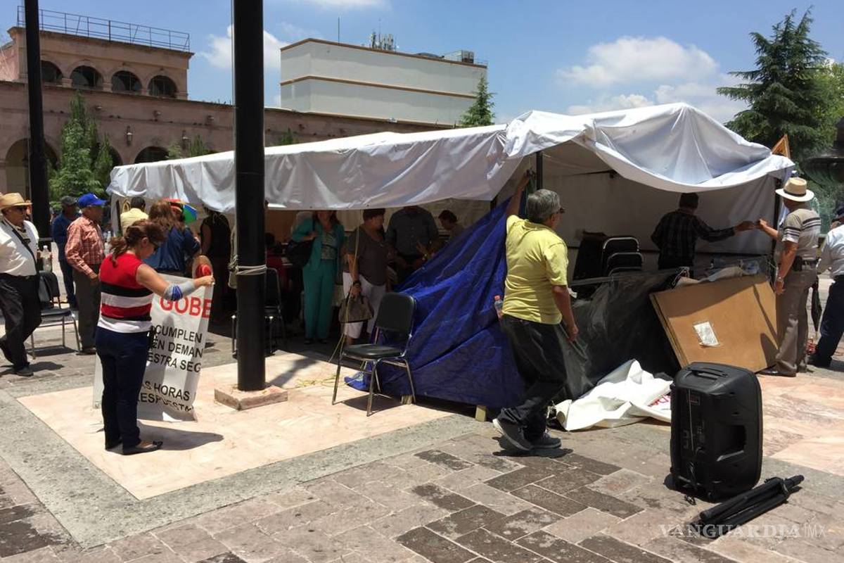 Maestros retiran plantón de Plaza de Armas de Saltillo