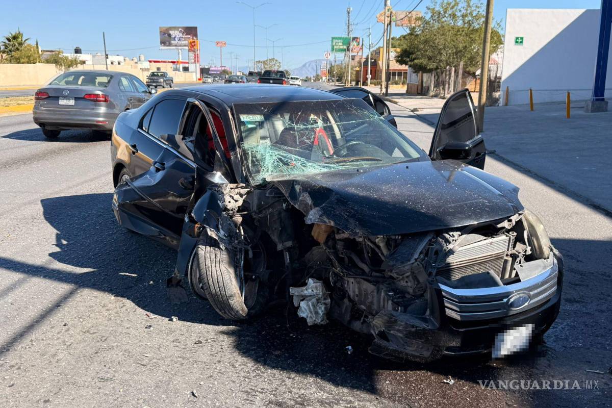 Choca contra barra protectora y huyen en taxi, al sur de Saltillo