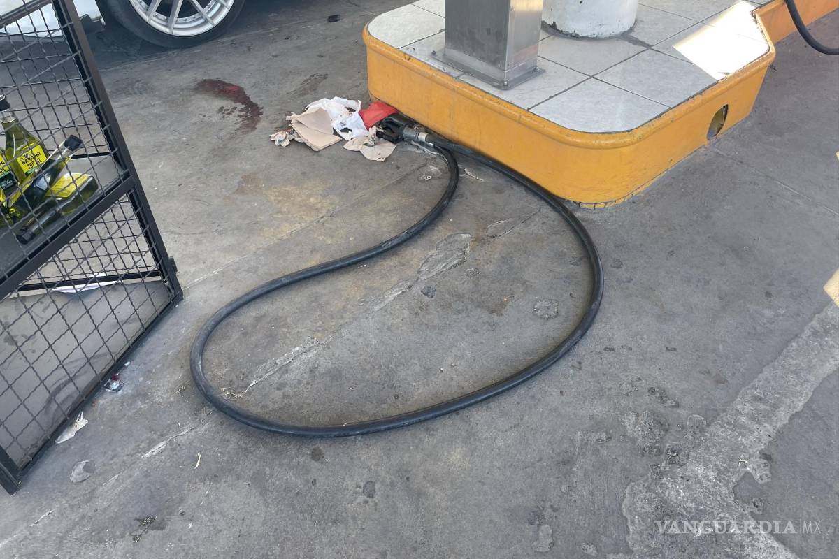 Llanta sale ‘volando’ de tráiler, causa daños a tienda y lesiona a despachador en Ramos Arizpe