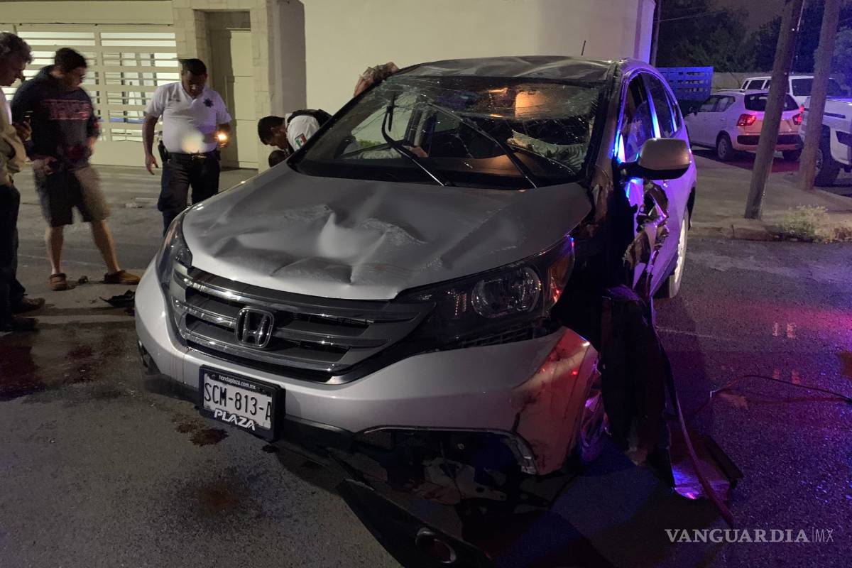 Ebrio choca contra una camioneta y abandona su vehículo en Saltillo