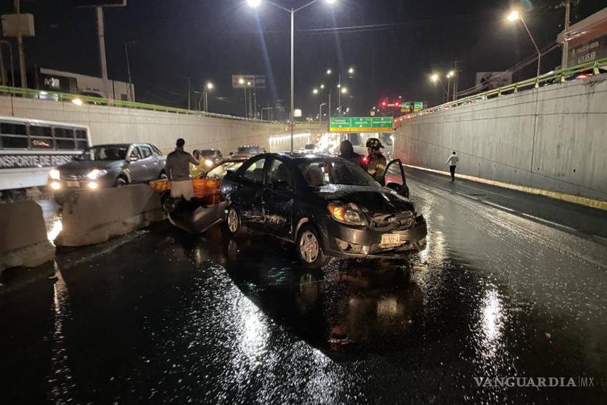 $!El pavimento mojado y el exceso de velocidad llevaron a nueve automovilistas a impactarse entre sí.