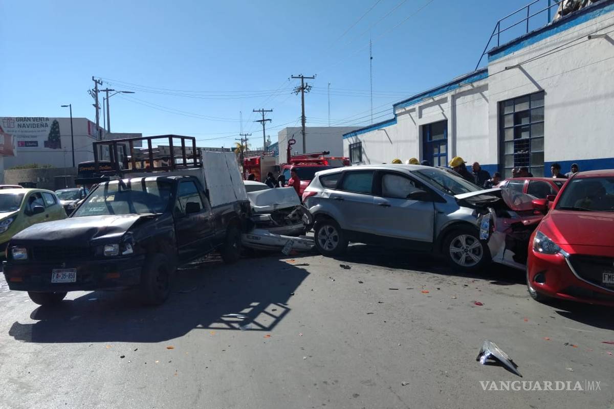 Conductor en Torreón muere por infarto y causa carambola