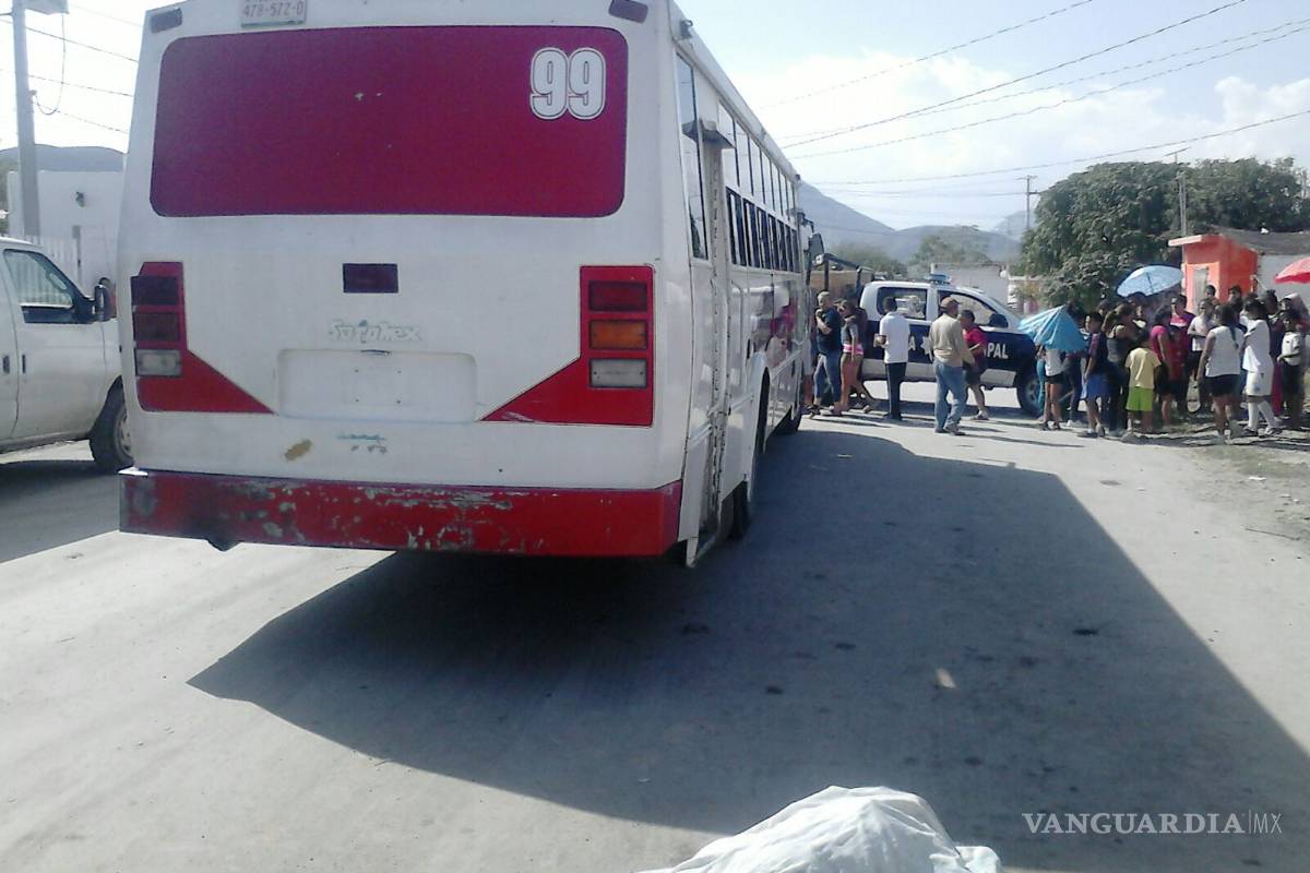 Mujer cruza frente a camión y muere arrollada