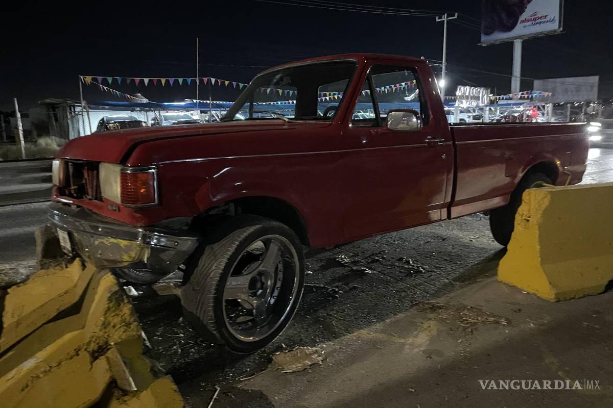 Pierde el control y choca contra ballenas en Saltillo; investigan presunto estado de ebriedad
