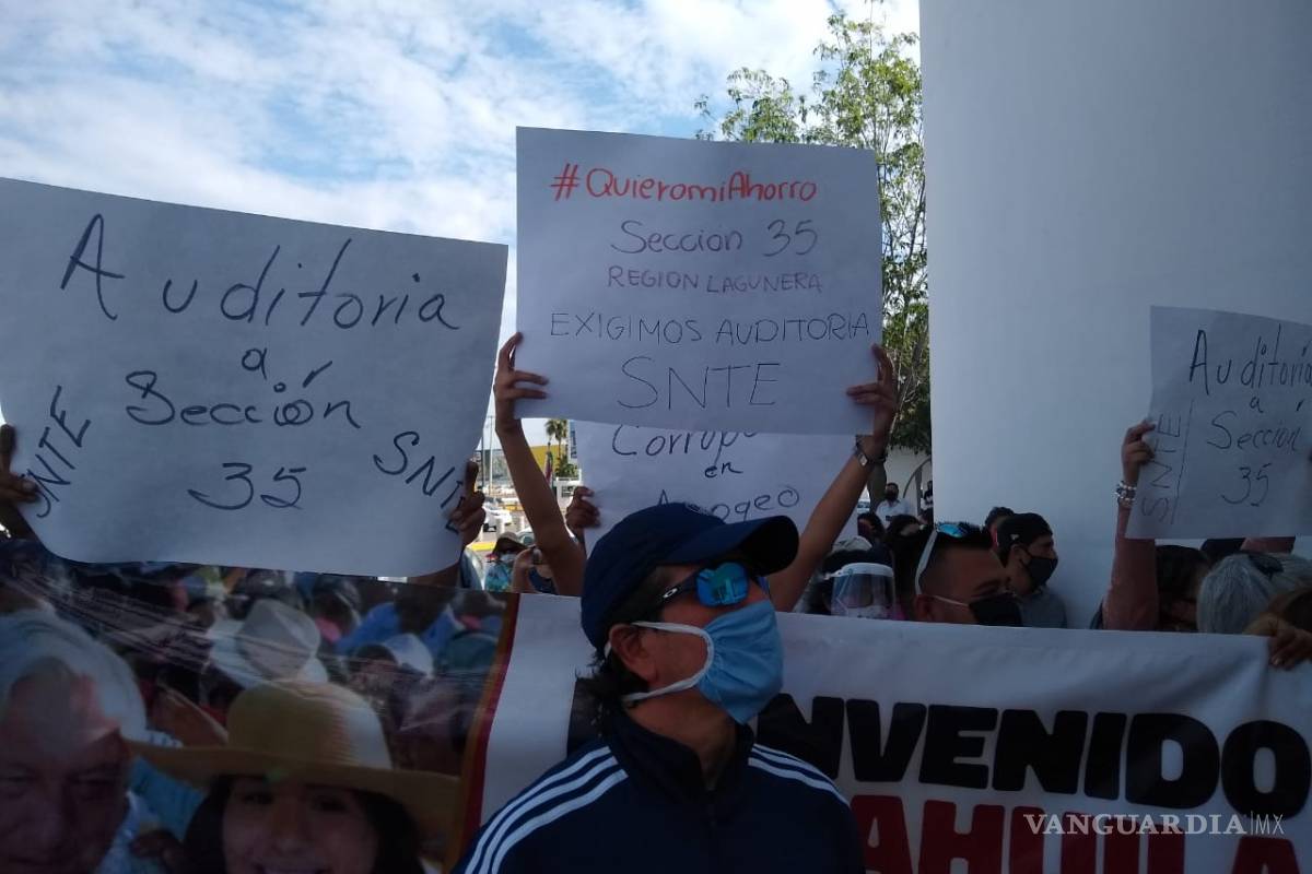 $!Chocan simpatizantes y opositores en arribo de AMLO a Torreón