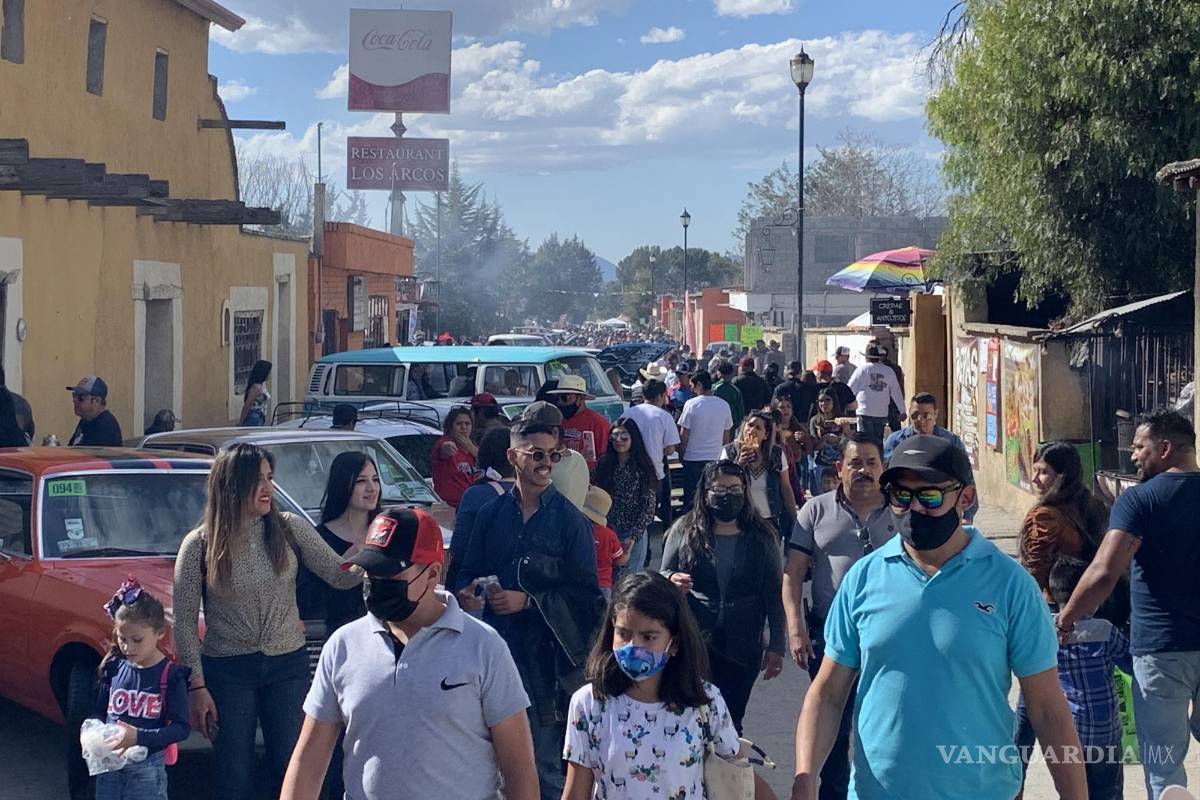 Abarrotan San Antonio de las Alazanas por autos clásicos