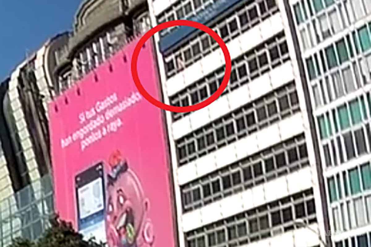 Se arroja mujer de séptimo piso y sobrevive; cayó sobre ciclista