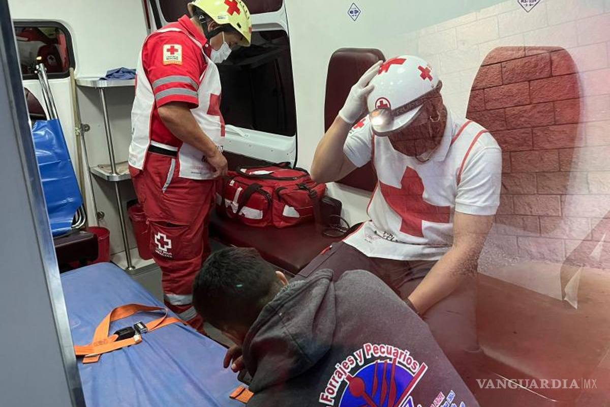 $!Familiares del afectado solicitaron la ayuda de una ambulancia.