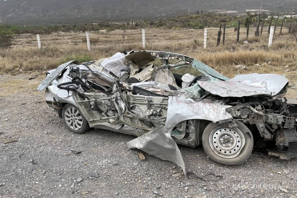 $!El auto resultó totalmente afectado y con daños irreparables.