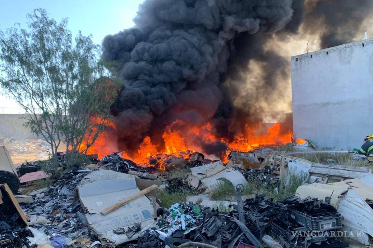 Sufre fuerte incendio bodega clandestina de plásticos en Frontera