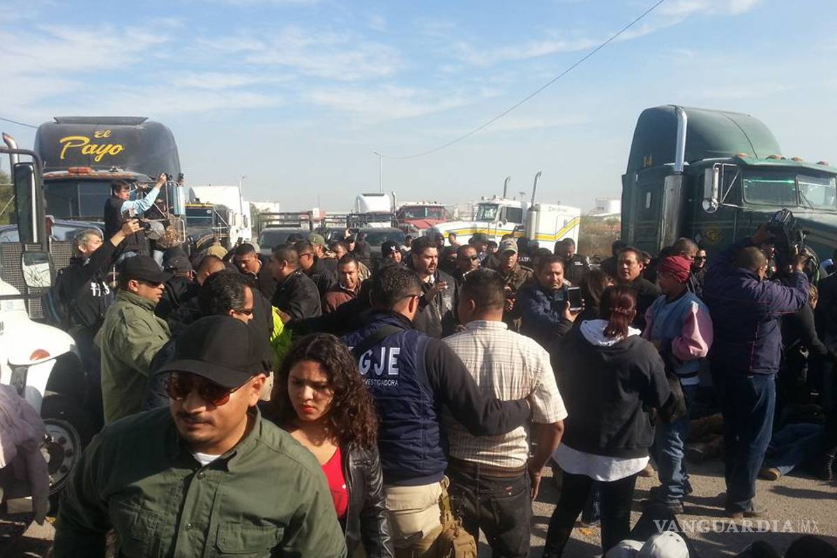 Estalla violencia en Monclova; Policías desalojan a manifestantes