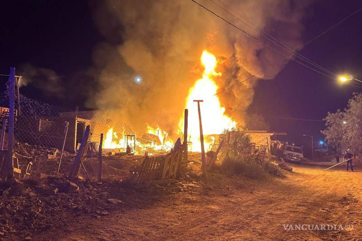 $!Presuntamente, el siniestro comenzó por un cortocircuito y debido al material de construcción, los tejabanes se consumieron.