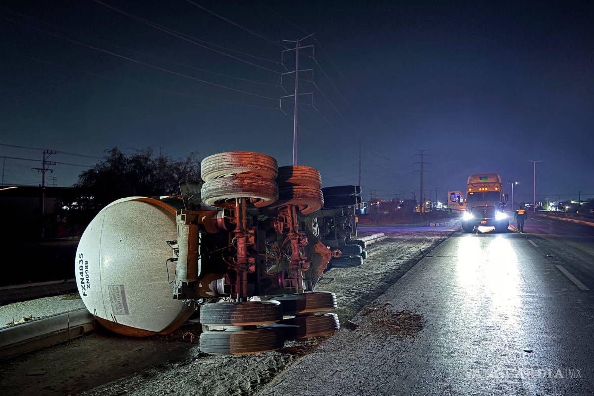 Contenedor de gasolina se desprende y provoca volcadura de tanque cisterna en la carretera 57