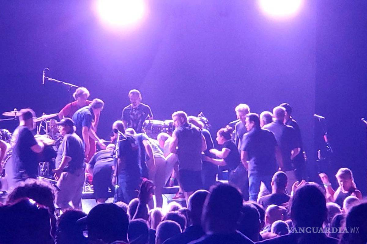 Colapsa el músico Carlos Santana en pleno concierto en Michigan