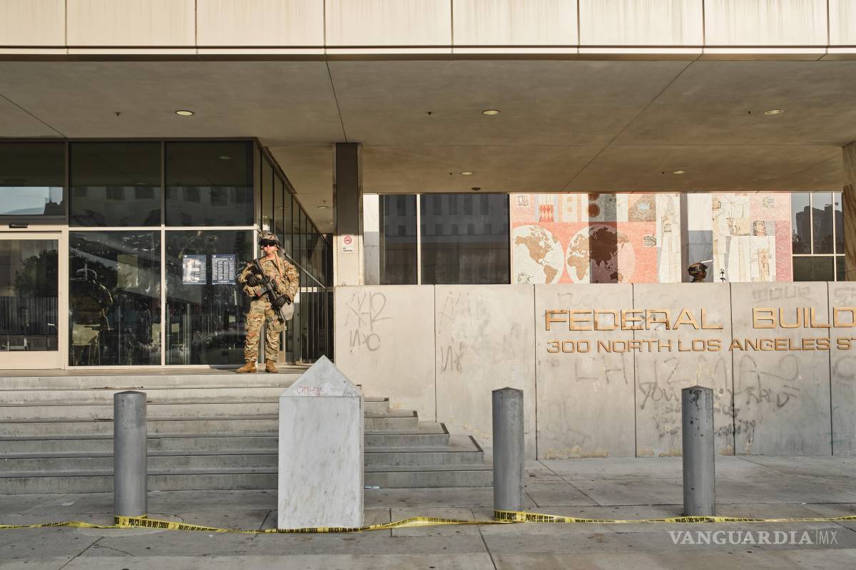 $!Un soldado de la Guardia Nacional custodia un edificio federal en Los Ángeles. Seis soldados hablaron en entrevistas sobre la baja moral tras el despliegue.
