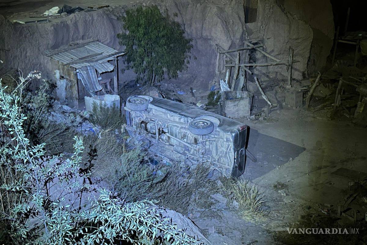 Cae 15 metros al fondo de un barranco tras perder el control al sur de Saltillo; resulta herido