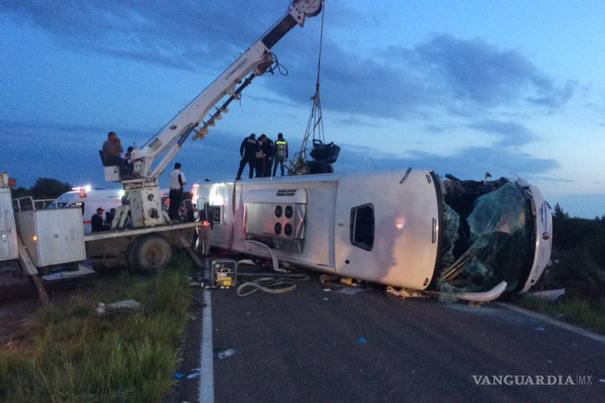 Confirman 10 muertos y 35 lesionados en choque en la carretera Durango-Parral