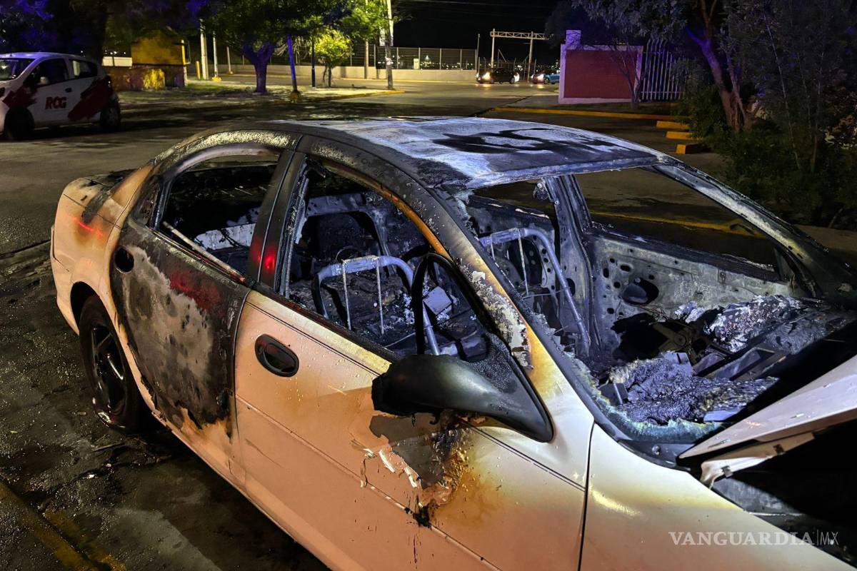 $!Vecinos salieron alarmados de sus casas ante el temor de que el fuego se extendiera.